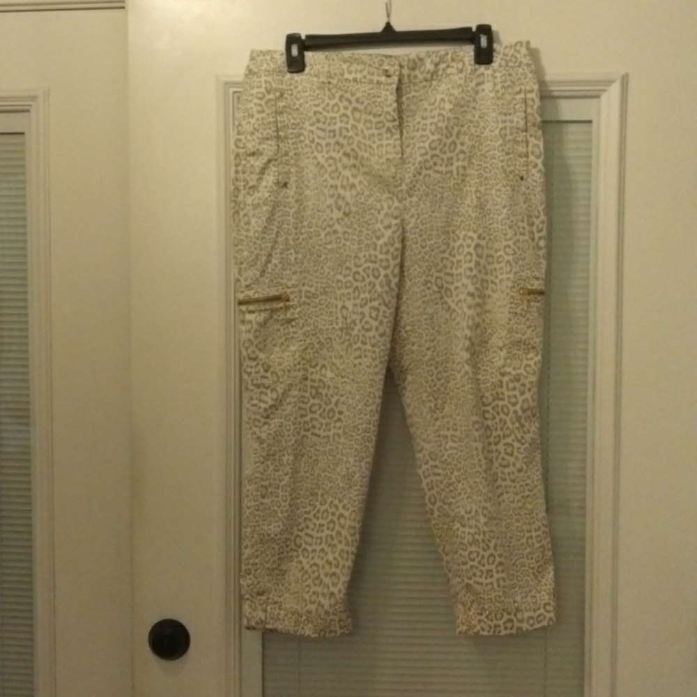 Chico's crop cotton blend white gray leopard pants. Size 1.5